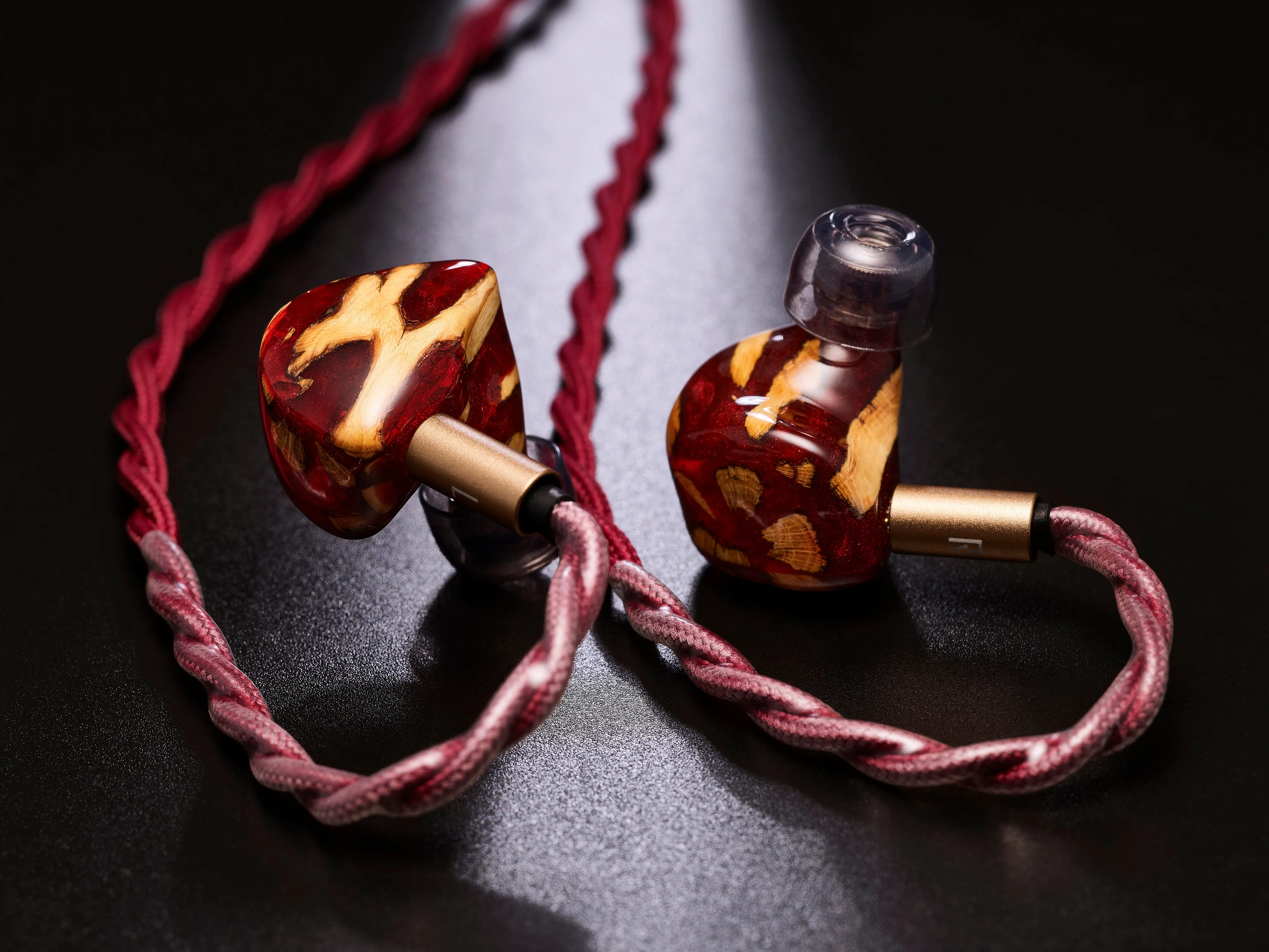 UM Soleil Tombé cable - First Times with Shielding Pro Red (2Pin flat sockets, 4.4mm)